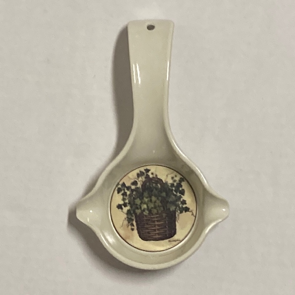 Vintage Range Kleen Spoon Rest, Ladle and 1/4 Cup Measure with Basket of Ivy